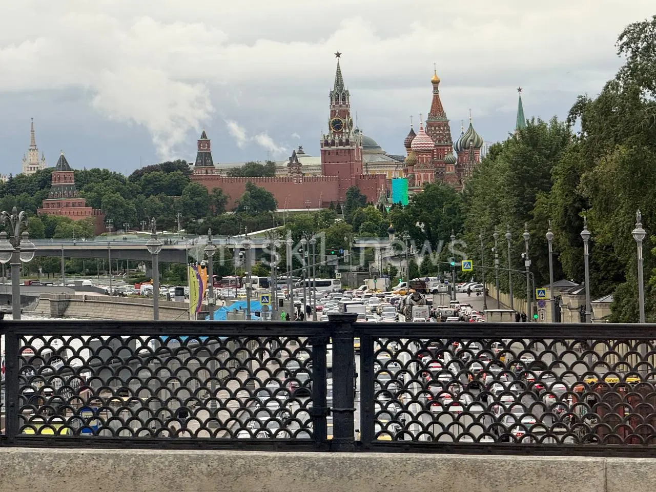 Около 15:00 в центре столицы образовались серьёзные заторы: Кремлёвская набережная стоит, также плотный трафик у станции «Павелецкая». В материалах — фото с места.