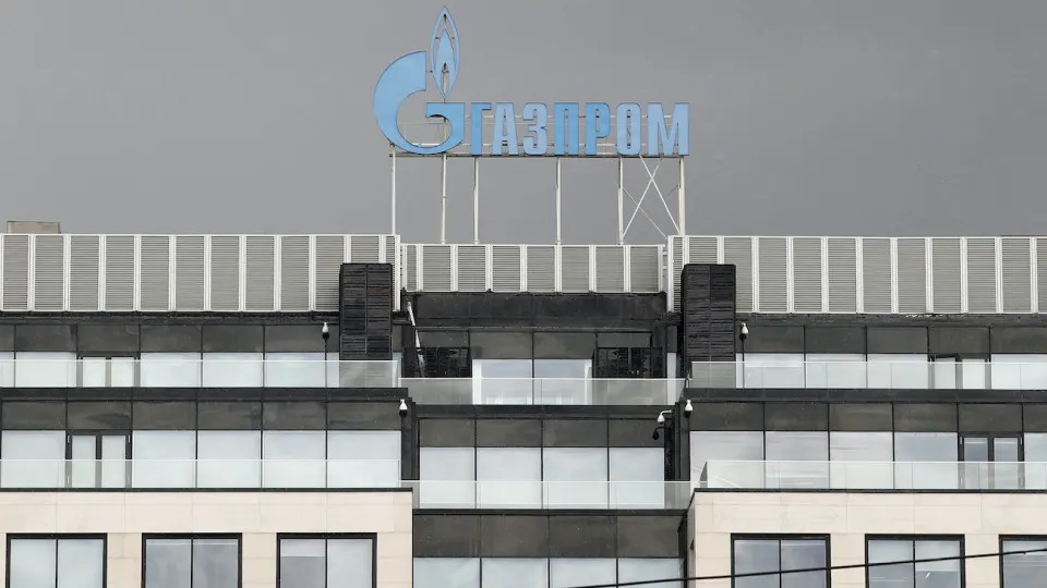 На Московской бирже бумаги «Газпрома» резко подешевели после того, как визит президента в Китай не привёл к договорённости по проекту «Сила Сибири‑2». Рынок потерял сотни миллиардов рублей капитализации, инвесторы разочарованы отсутствием конкретики.