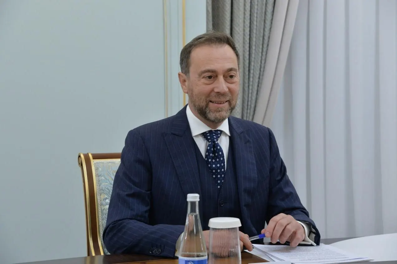 Дипломата и его предполагаемую сообщницу обвиняют в организации незаконной схемы выдачи долгосрочных шенгенских виз россиянам за тысячи евро.