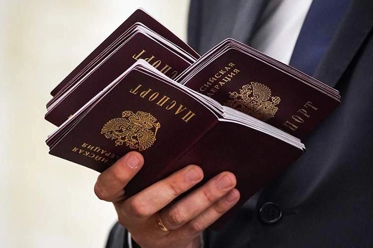 Депутаты от «Единой России» намерены внести поправки, которые позволят иностранцам с непогашенной судимостью получить РВП, ВНЖ или гражданство, если их осудили за поддержку политики России или проведение СВО за рубежом.