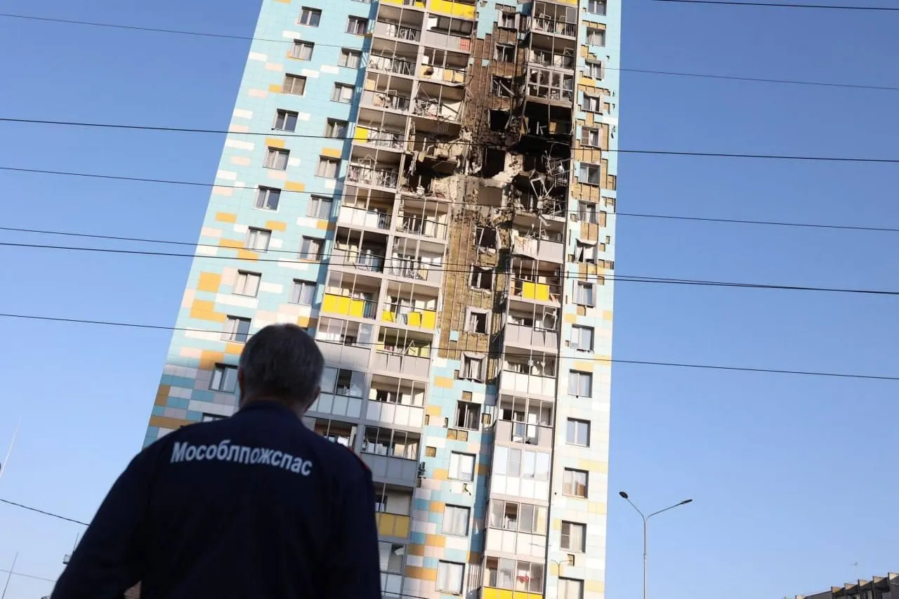 В пресс‑релизе мэрии заявили о запрете текстовых публикаций о последствиях атак, тогда как выписка решения Антитеррористической комиссии ограничивается только фото- и видеоматериалами. Юристы усомнились в правовой базе такого запрета.