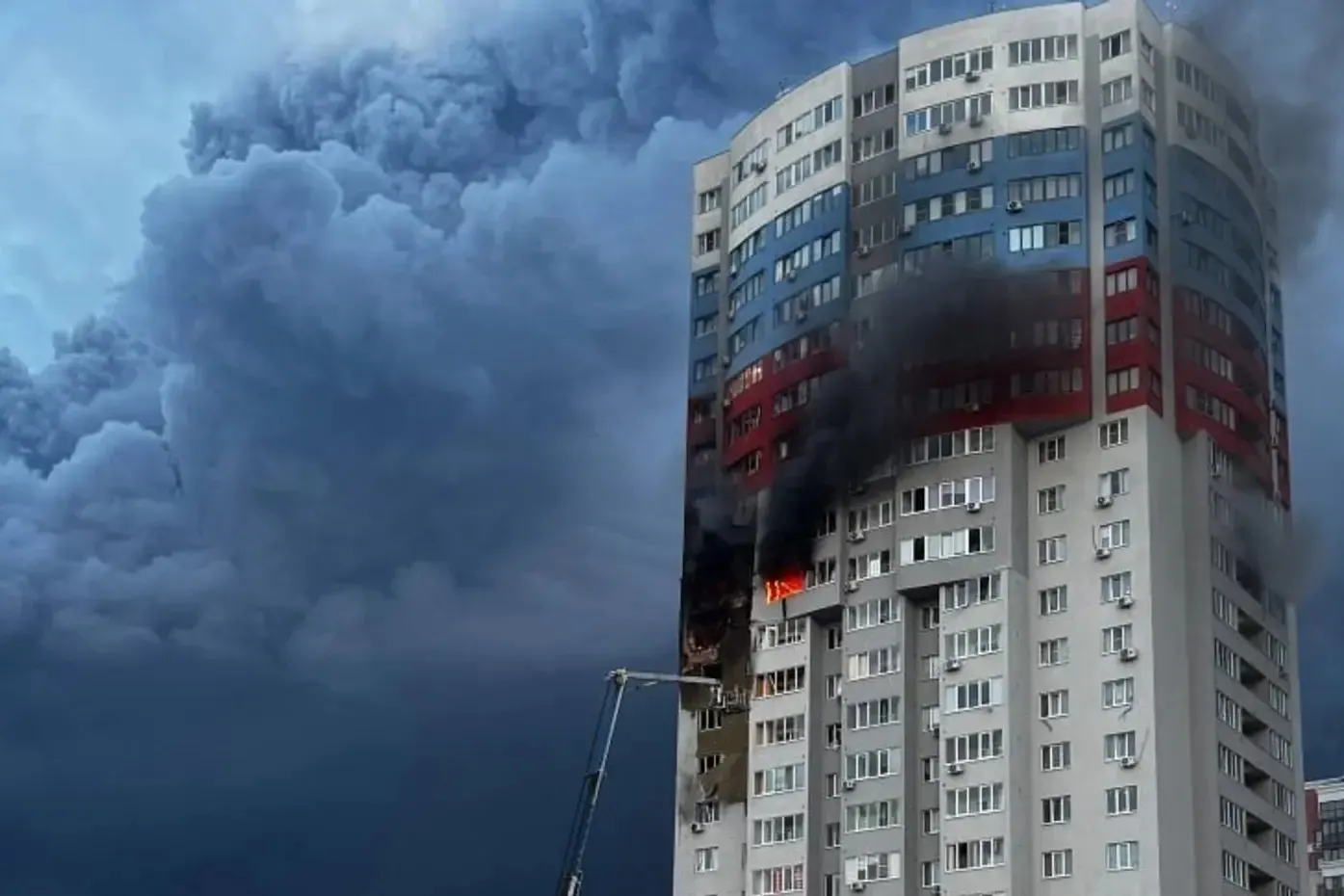 В ночь на 15 мая Рязань подверглась атаке беспилотников: повреждён рязанский нефтеперерабатывающий завод и два многоэтажных дома, по предварительным данным три человека погибли, несколько получили ранения.