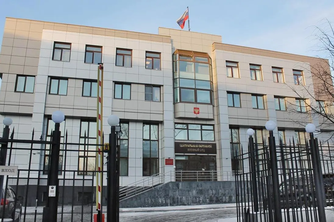 С конца апреля слушателей и журналистов массово не пускают на заседания по «террористическим» статьям: части процессов формально остаются открытыми, но людей от ворот судов разворачивают приставы или закрывают заседания по мотиву безопасности.