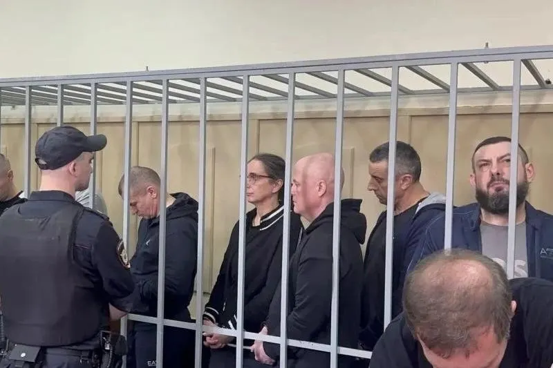 Кузьминский районный суд Москвы назначил от 8 до 21 года колонии девяти фигурантам дела о хищениях и взятках при подключениях к газовым сетям в Краснодарском крае. Самые жёсткие сроки — 21 и 20 лет и штрафы по 300 млн рублей.