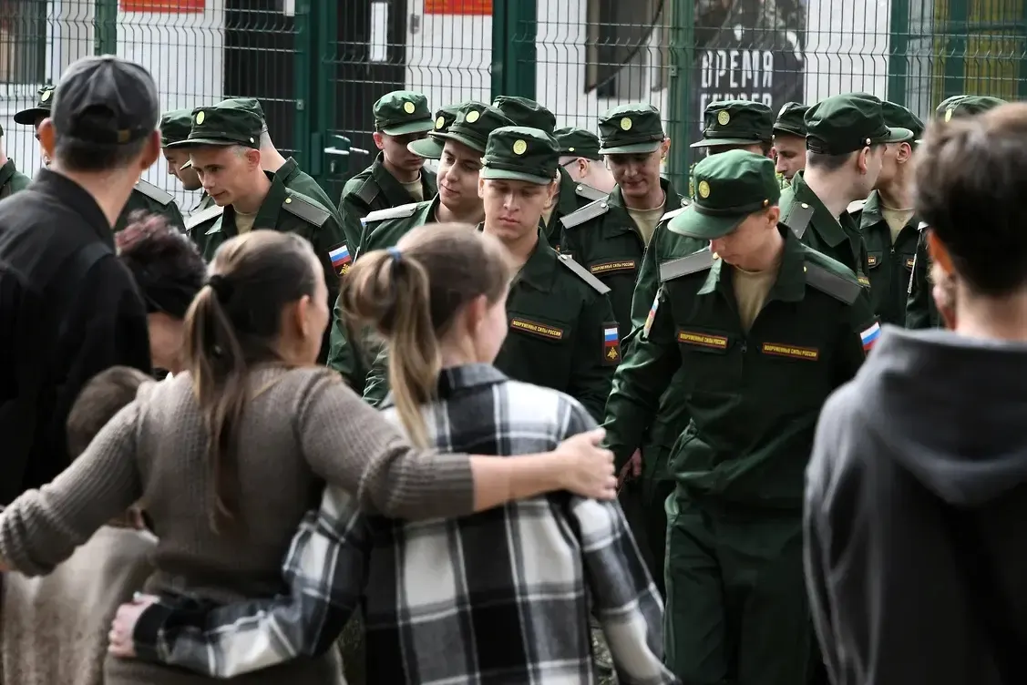 Группа женщин оспаривает норму федерального закона, лишающую выплат тех, у кого не было общего несовершеннолетнего ребёнка с погибшим; первый иск уже направлен в Верховный суд.