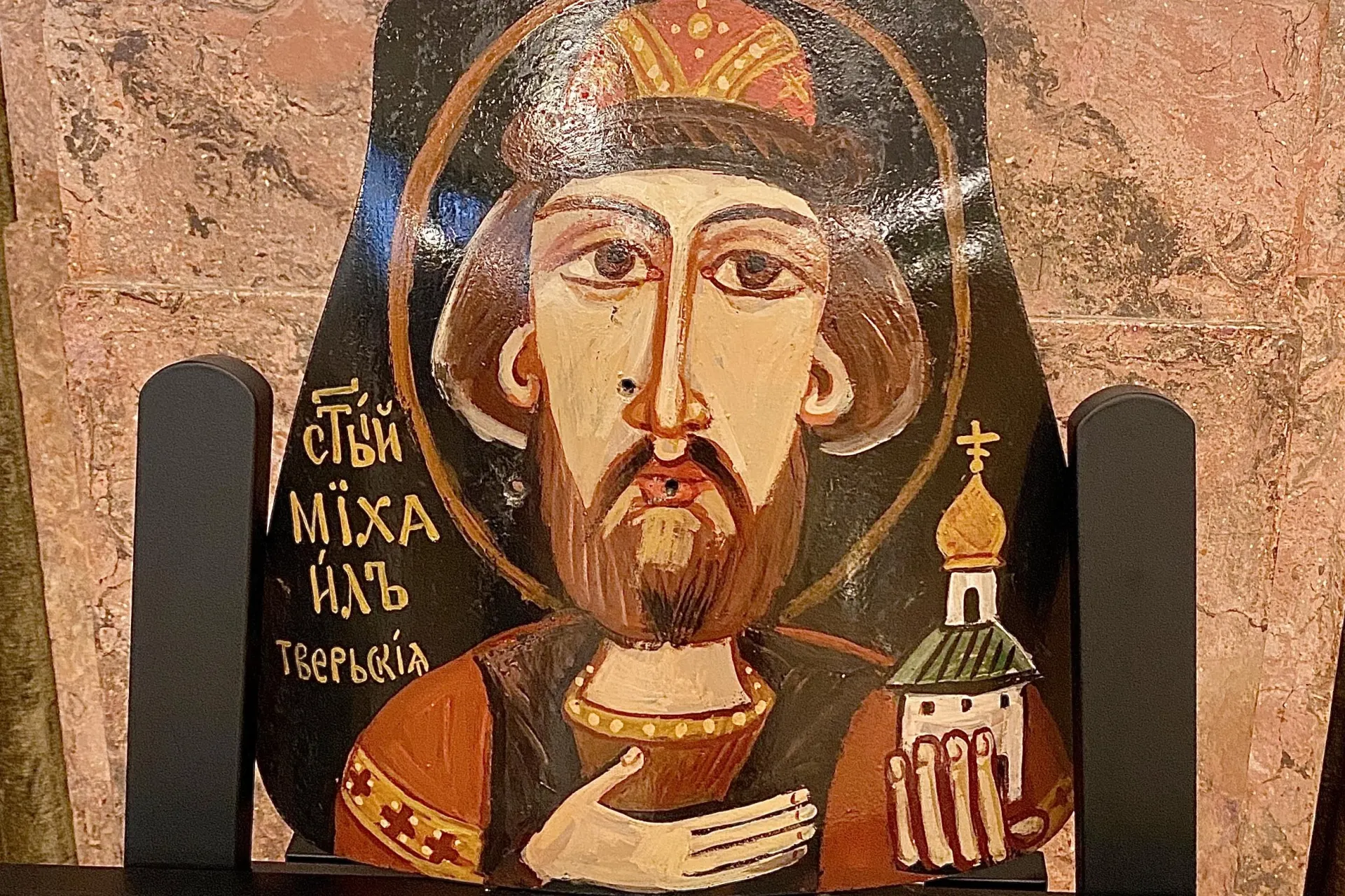 В московском театре показали иконы, созданные на стальных бронепластинах, которые использовались в зоне боевых действий: на пластинах видны следы от пуль и осколков, некоторые из них были освящены.