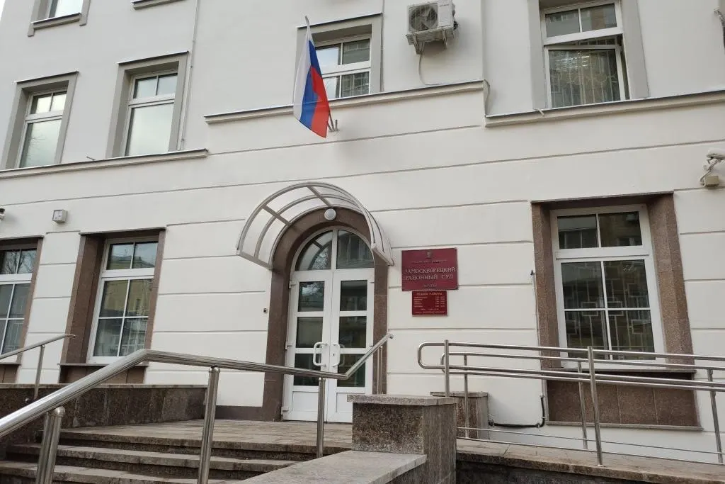 Замоскворецкий суд Москвы поместил под арест на два месяца бывшего сенатора от Костромской области Василия Думу и адвоката Дмитрия Клеточкина. Они обвиняются в покушении на мошенничество в особо крупном размере.