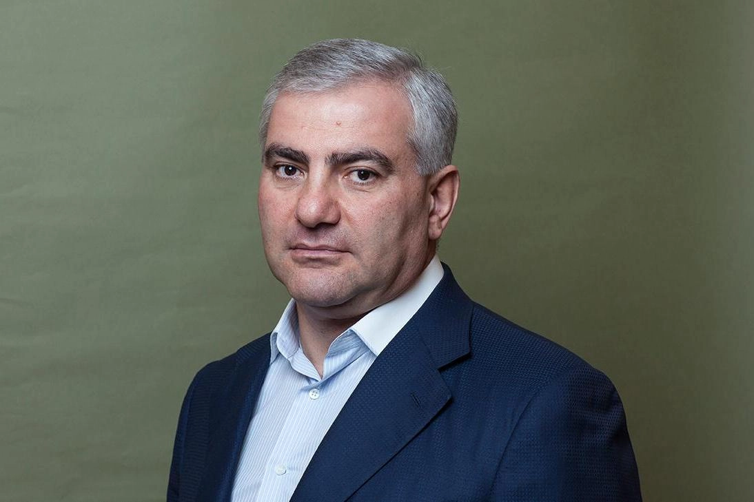 Нарек Карапетян заявил, что пометка «ИЦ ФСБ» в паспорте его дяди встречалась у многих, получавших загранпаспорта в Калуге в 1990–2000‑е; в Армении тем временем возбудили дело против Нарека за сокрытие второго гражданства.