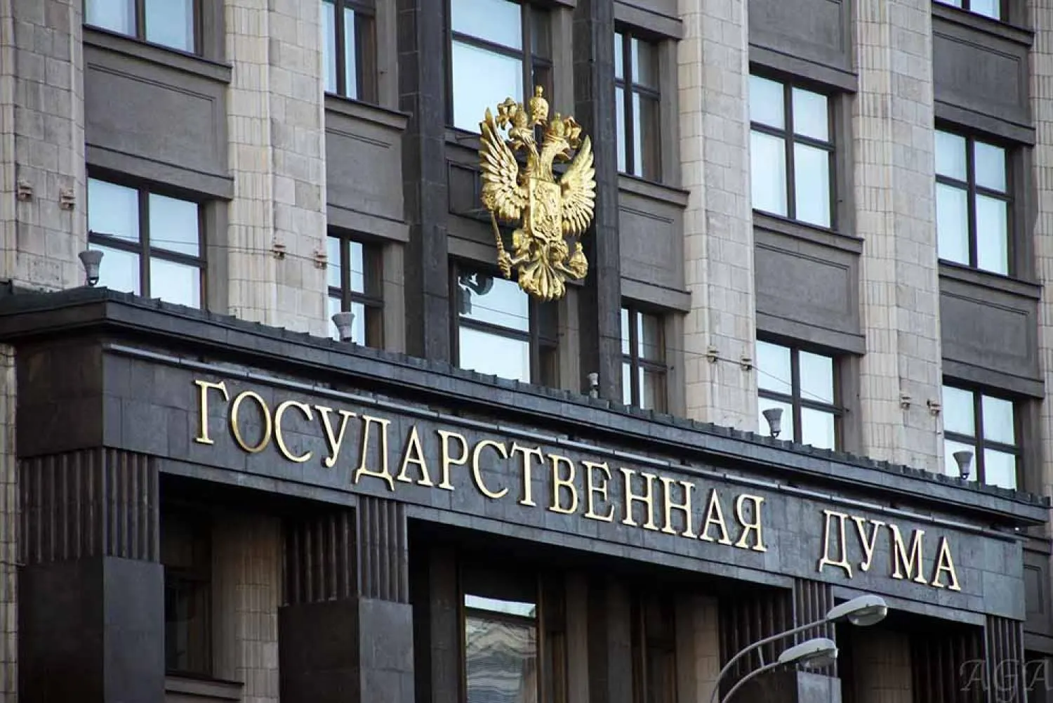 Новый закон ограничивает срок исковой давности по спорам о незаконной приватизации десятью годами (при этом три года — с момента выявления нарушения). Одновременно столичный суд признал «экстремистским» инвестфонд и постановил обращение в доход государства активов предпринимателя Александра Галицкого.