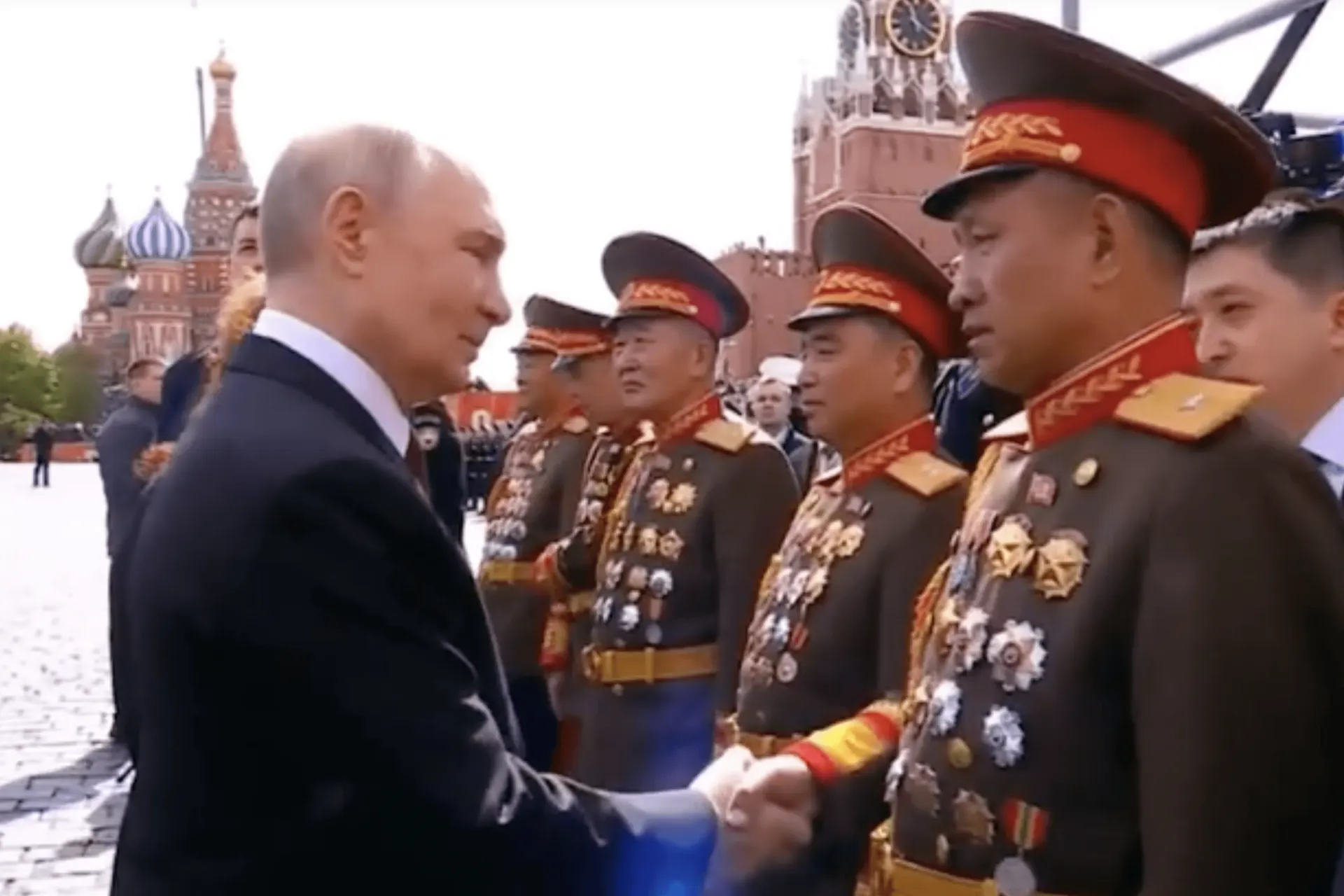 В декабре 2025 года прошла скрытая церемония вручения российских государственных наград северокорейским военным, якобы участвовавшим в операции в Курской области; подробности стали известны после экспозиции в Пхеньяне.