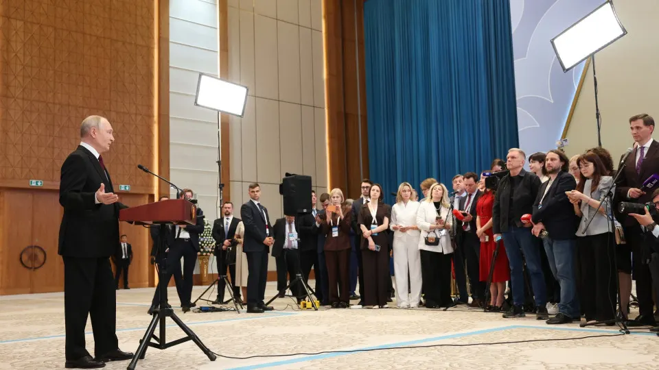 На пресс‑конференции по итогам саммита ЕАЭС президент предупредил, что при стремлении Армении к евроинтеграции возможен «украинский сценарий», а также пообещал, что Россия способна «сровнять с землёй» тех, кто нападёт на Калининградскую область.