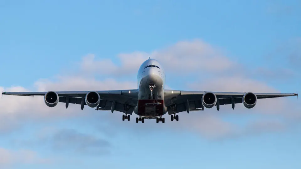 В середине мая в аэропорт Внуково прибыл Airbus A320 с регистрацией RA-73899. Самолёт прошёл через несколько стран и смену владельцев перед тем, как оказаться в российской юрисдикции.