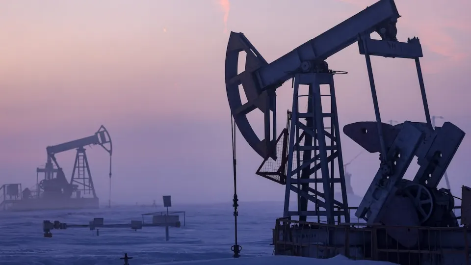 Минэкономразвития прогнозирует сокращение добычи нефти в 2026 году до 511 млн тонн — минимального уровня с 2009 года. Снижение объясняют ухудшением финансового положения нефтекомпаний, сокращением бурения и ограничениями, вызванными военным временем.