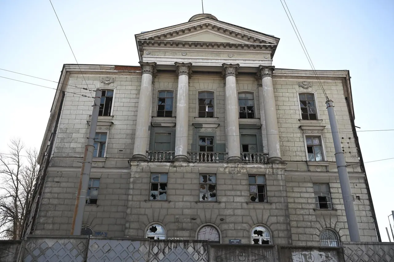 По приказу Минкульта эксперт по историко-культурной экспертизе Александр Мартынов лишён аттестации на три года — основанием стало выявление как минимум двух нарушений при проведении экспертиз. Решение стало первым случаем применения нового порядка лишения аттестации.