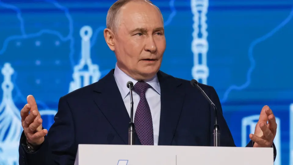 Президент призвал активнее трудоустраивать раненых и инвалидов, вернувшихся с фронта, в оборонно-промышленный комплекс и другие индустрии, называя их ценными кадрами с практическим опытом. Эксперты отмечают резкий рост числа тяжёлых ранений, усиление потребности в протезировании и сопутствующие социальные проблемы.