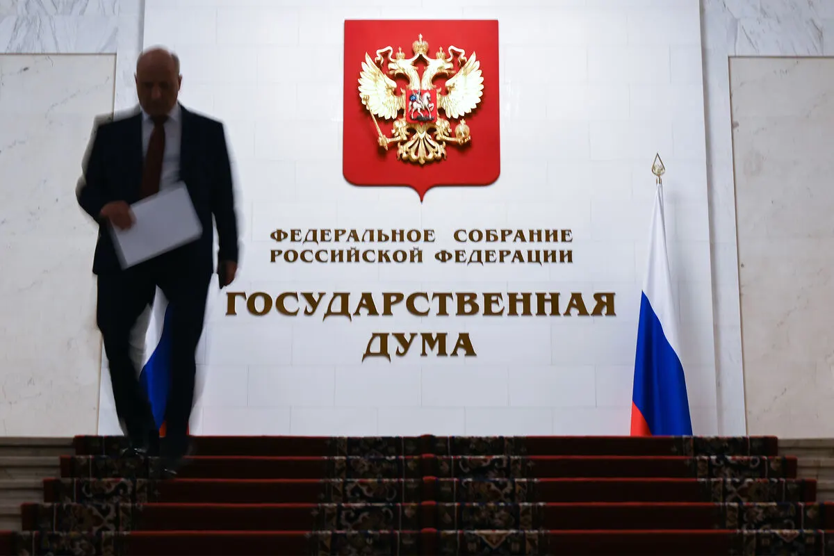 Законопроект, внесённый в 2024 году и прошедший первое чтение в мае 2025-го, предполагает возможность ареста имущества граждан, находящихся за границей, за ряд конкретных нарушений.