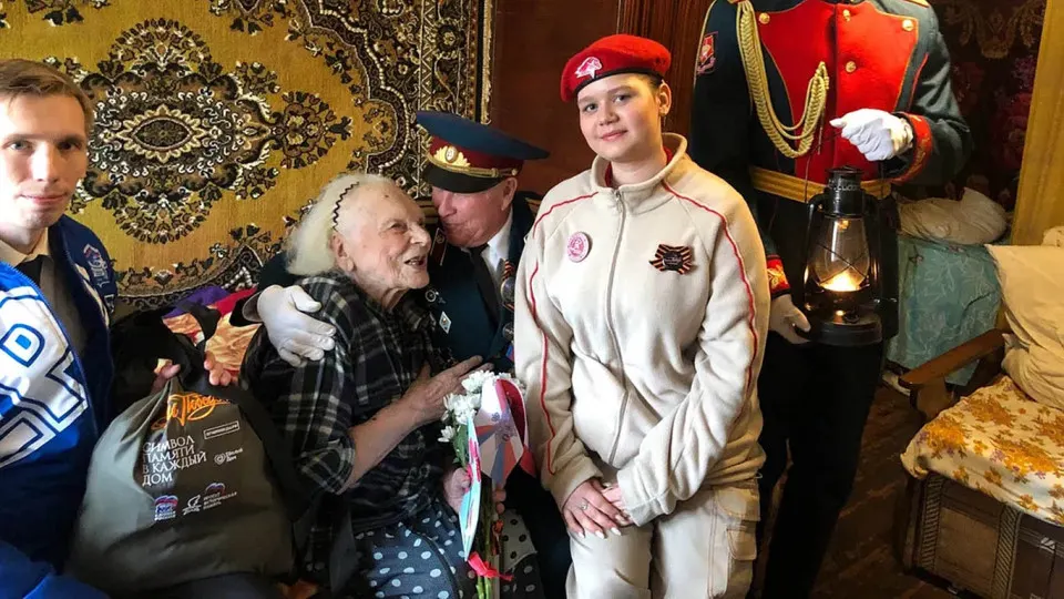 По данным анализа государственных закупок, к юбилею ветеранов в разных регионах России вручат наборы и хозяйственные подарки, стоимость большинства комплектов составляет около 1,7–1,9 тысячи рублей; вручения идут под эгидой партии и совпадают с началом предвыборной активности.
