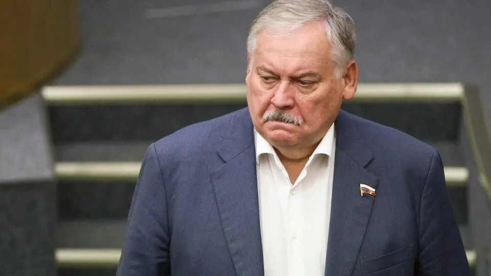 Первый зампред комитета Госдумы Константин Затулин заявил, что Латвия и Эстония обманули русскоязычное население при выходе из СССР, введя статус «неграждан». На фоне этого в Госдуме обсуждается закон о возможности применения сил за рубежом для защиты россиян; западные разведки и аналитики предупреждают о рисках эскалации.