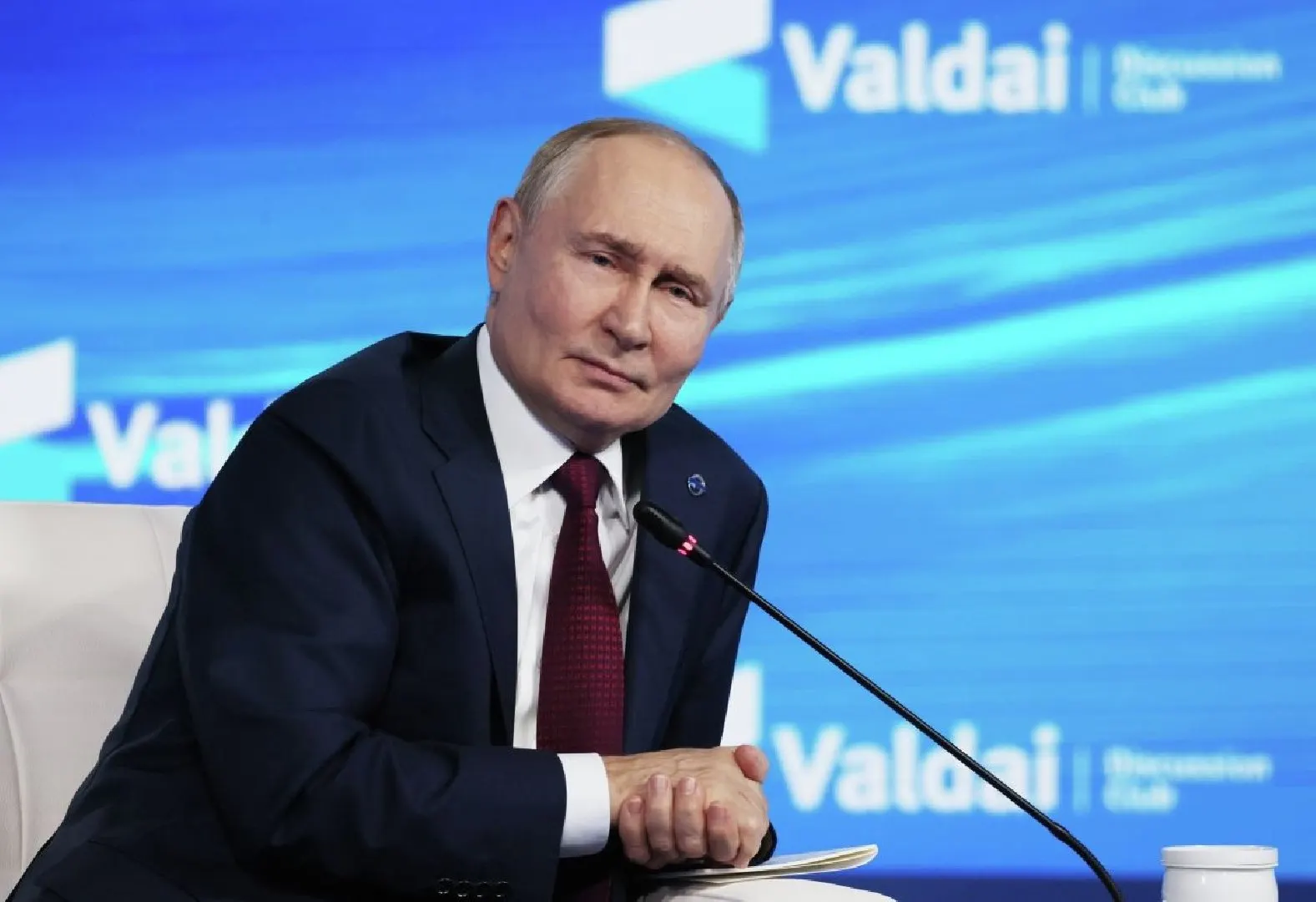 Международный уголовный суд постановил, что государства, ратифицировавшие Римский статут, обязаны исполнить ордер на арест Владимира Путина при его приезде на переговоры, за исключением случаев, когда переговоры организованы под эгидой ООН или при соответствующей резолюции Совбеза.