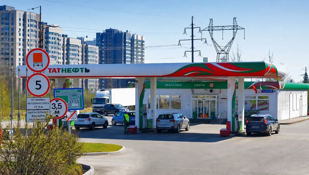 В ряде регионов на заправках «Татнефть» установили лимиты на продажу топлива — по 20–30 л бензина и 40–60 л дизеля; в большинстве случаев при оплате принимают только наличные. Ограничения появились после удара беспилотников по нефтеперерабатывающим объектам компании 12 июня.