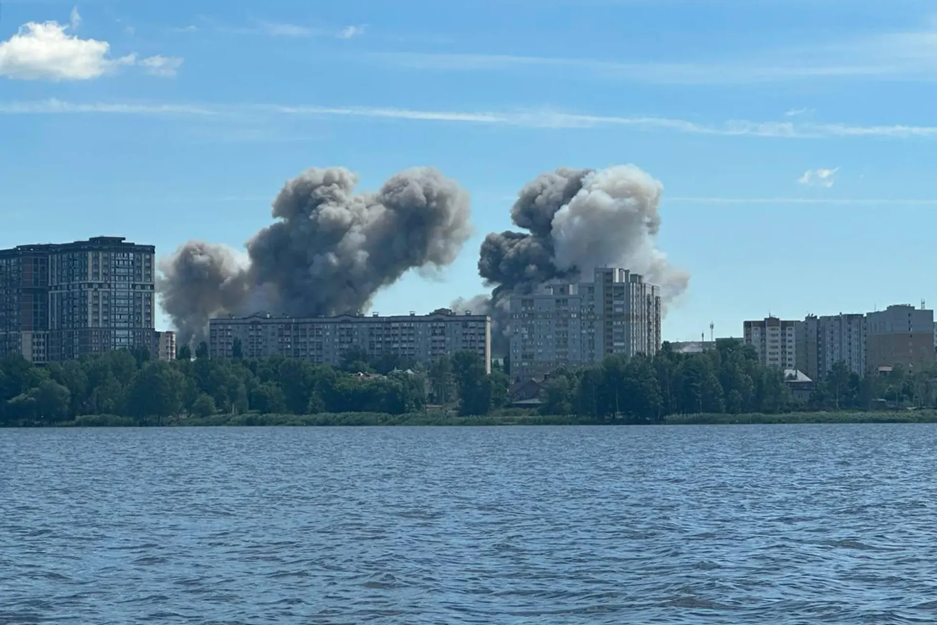Губернатор Воронежской области сообщил, что пожар на предприятии после удара затронул людей, не спустившихся в убежище. Жители жалуются на закрытые подземные укрытия и задержки оповещений. Ранее в результате удара погибли пять человек.