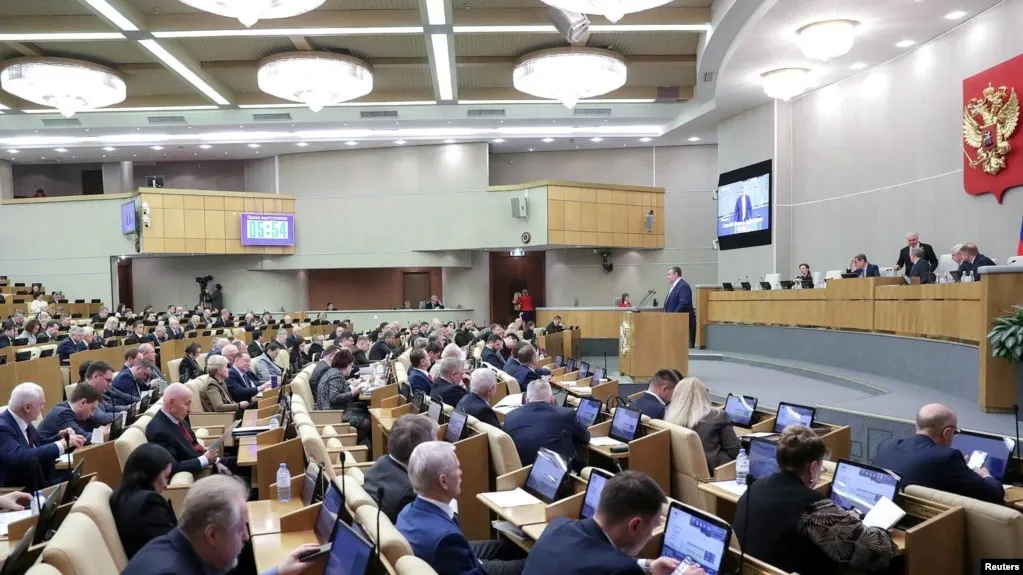 Депутаты приняли пакет поправок: запрет на социальную рекламу у «иностранных агентов», обязанность банков передавать данные о счетах в электронном виде, перевод отчётности в цифровой формат и новые требования к авторизации на сайтах.
