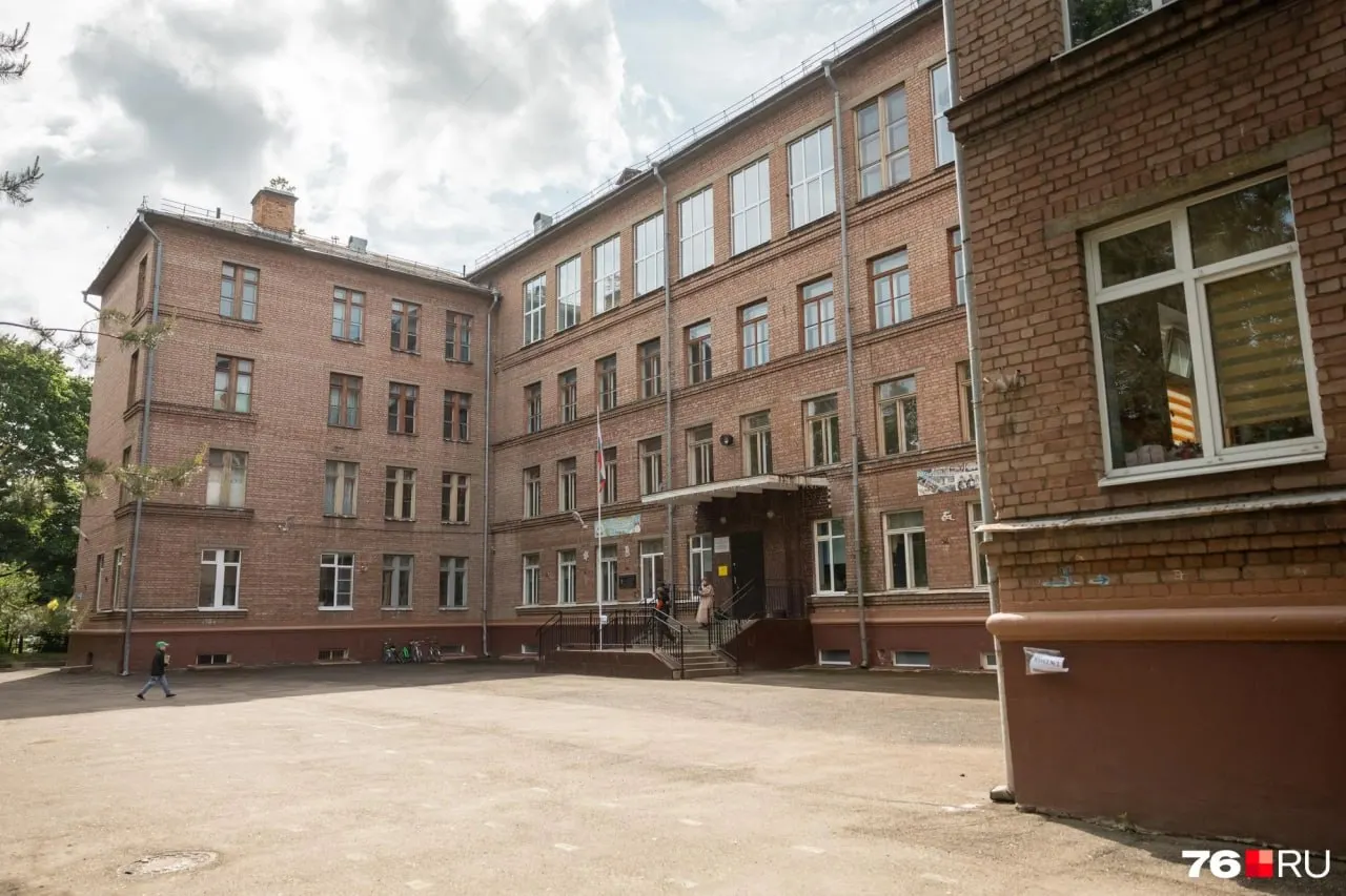 1 июня в Ярославской области около двух тысяч выпускников сдавали ЕГЭ по химии, литературе и истории. Экзамены прошли в штатном режиме, удалений не зафиксировано.