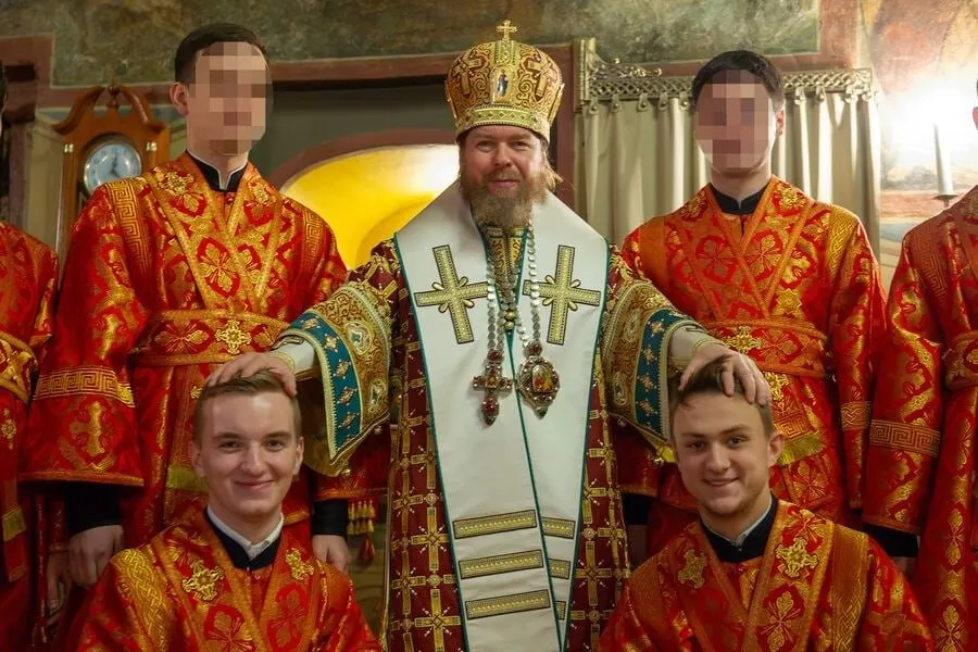 Защита по QR‑коду установила, что упаковка сока, в которой силовики якобы нашли следы ДНК одного из обвиняемых, была продана 10 февраля 2025 года — в период его административных арестов. Несоответствия с датами изготовления взрывчатки и задержания второго фигуранта вызывают вопросы к следствию.