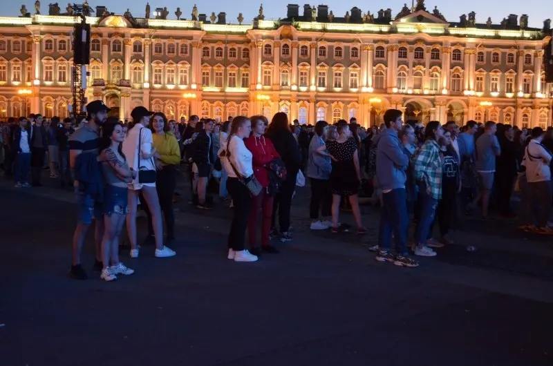 В Петербурге пройдёт массовое выпускное «Алые паруса — 2026», государство утвердило 300 приоритетных образовательных программ и расширяет бюджетные места, а в Смоленске пройдёт День молодёжи с концертами и интерактивными площадками.