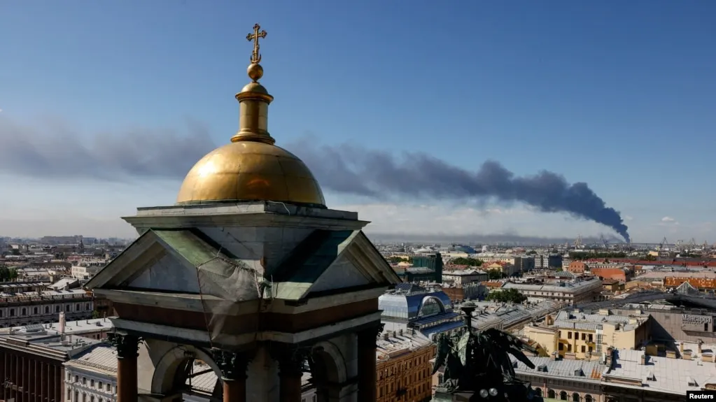 В ночь на 6 июня ряд российских регионов и оккупированных территорий Украины подверглись массированной атаке БПЛА: зафиксированы пожары и взрывы в Санкт-Петербурге, Ленинградской области, Донецкой области, Краснодарском крае, Тульской и Тюменской областях.