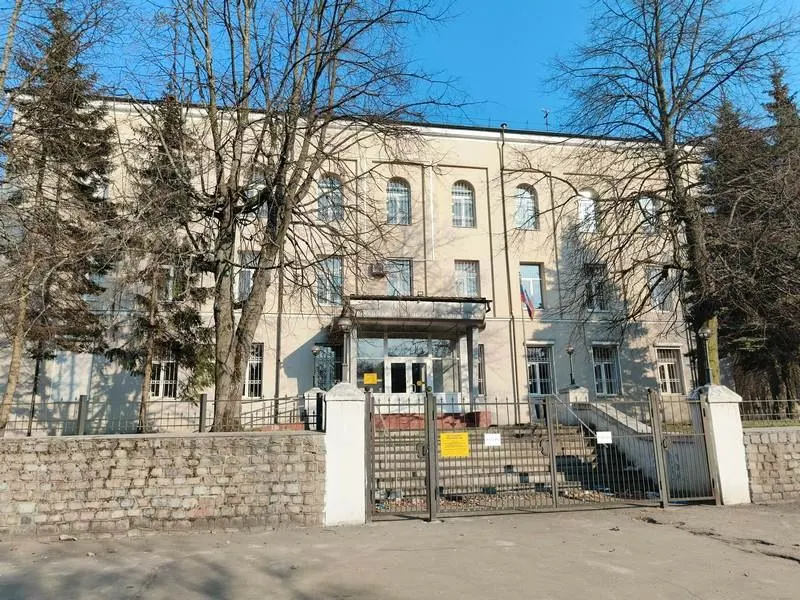 В Московском районном суде началось слушание по делу организованной группы, обвиняемой в хищениях со счетов граждан. По версии следствия, одна из участниц — сотрудница банка — передавала доступ к данным клиентов и помогала менять контактные номера.