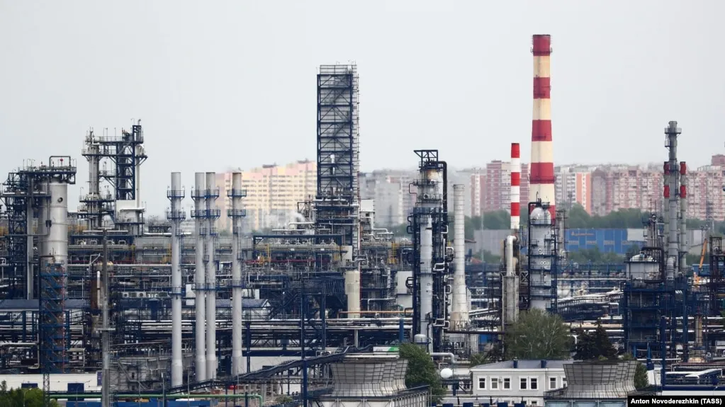 Дрон повредил основную перерабатывающую установку завода в Капотне; это уже вторая остановка за месяц, что угрожает поставкам топлива в регионе.