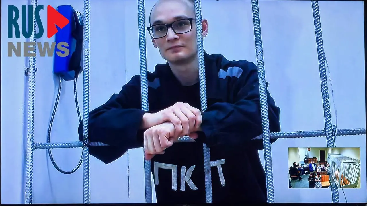 В Люберецком городском суде аспирант Азат Мифтахов заявил, что его жену и юриста не пустили на свидание после избиений в колонии; для собственной безопасности он временно поместил себя в ПКТ, заседание отложено.