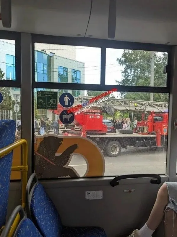 В Кировском районе Ярославля из банковского офиса вывели сотрудников и посетителей из‑за задымления. По предварительным данным пострадавших нет, обстоятельства выясняют дознаватели МЧС.