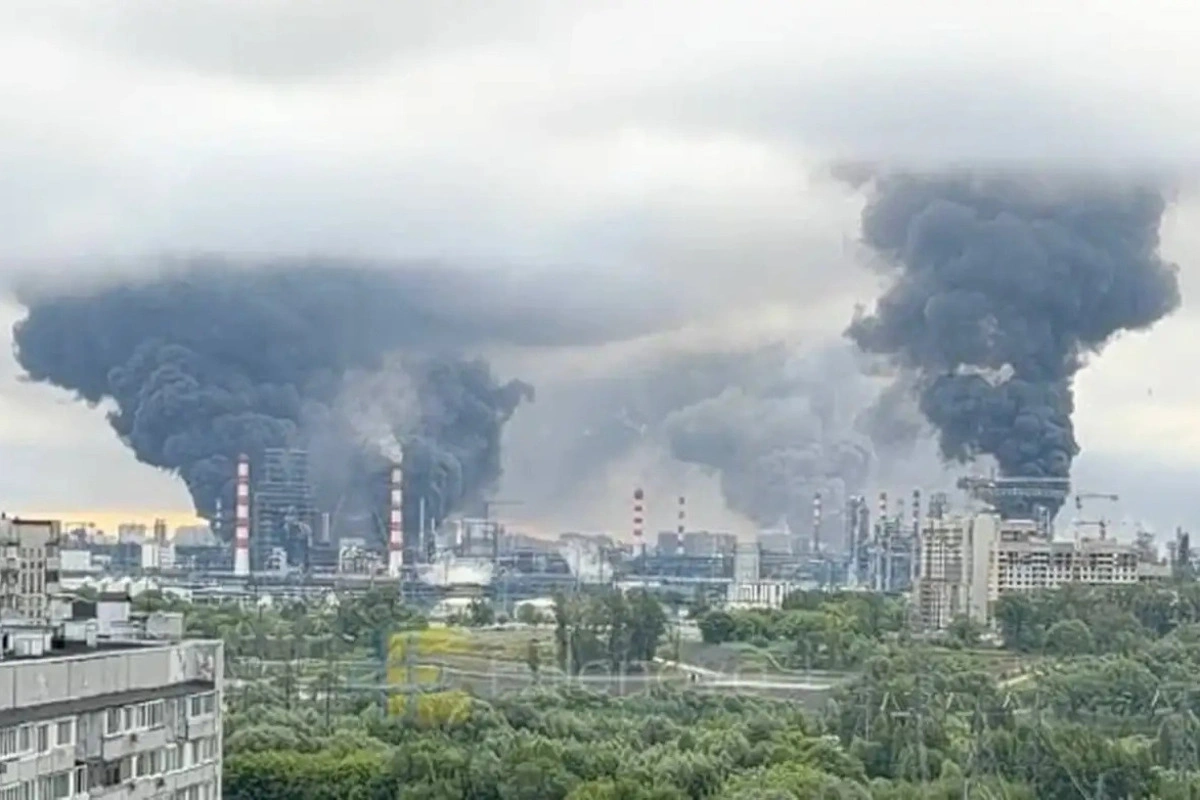 Ночная атака беспилотников привела к пожару на Московском НПЗ в Капотне, временному прекращению работы аэропортов и эвакуациям. В информационном пространстве военкоры и блогеры похвалили работу ПВО и призвали не поддаваться панике.
