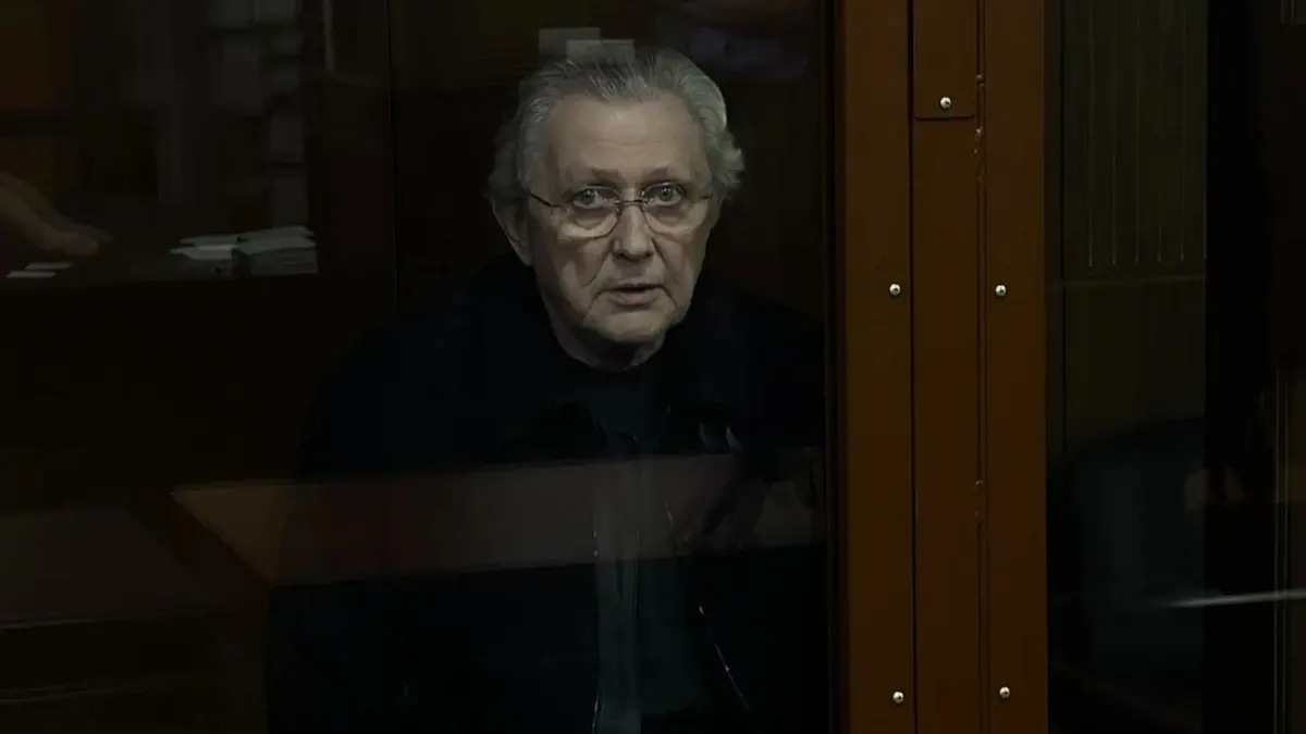 Источник, близкий к правоохранительным структурам, сообщил о срочной госпитализации Ильи Трабера; ранее его и партнёра задержали в Петербурге и отправили в Москву по делу об убийстве 2020 года.