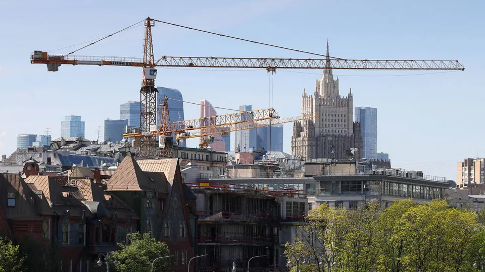 По итогам первого полугодия 2026 года объем продаж первичного жилья в границах старой Москвы сократился почти на треть — до порядка 982 тыс. кв. м. Эксперты связывают спад с высокими ипотечными ставками и исчерпанием аудитории, сформированной льготными программами.