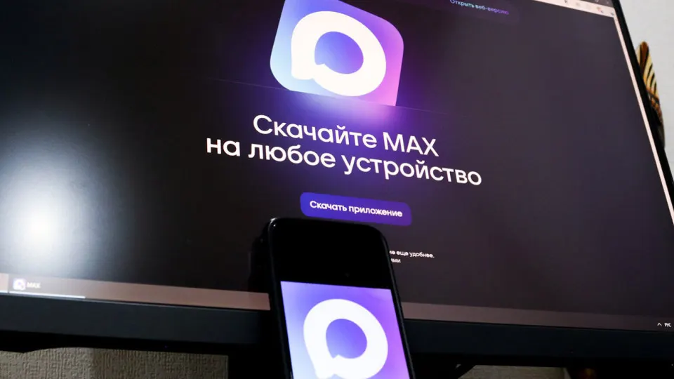 Москвичи сообщают, что с середины июня подача заявлений на загранпаспорт через mos.ru возможна только через чат‑бот «Мои документы» в мессенджере Max: без заполнения анкеты в боте запись на приём в МФЦ недоступна.