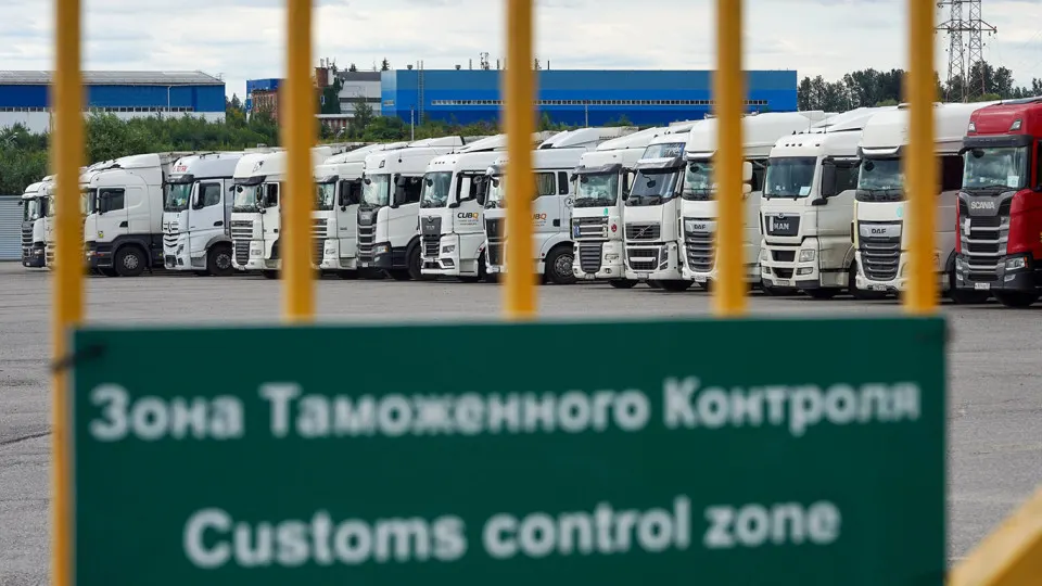Правительство отложило обязательные обеспечительные платежи по новой системе СПОТ и продлило упрощённый порядок ввоза товаров из стран ЕАЭС до 31 августа. Импортеры получили отсрочки, но столкнулись с вопросами по уже перечисленным платежам и новыми требованиями к документам.