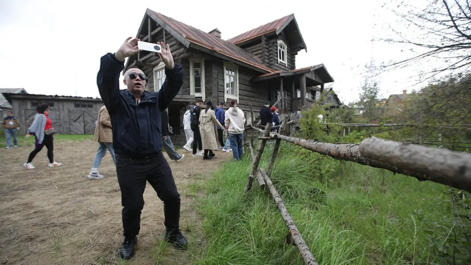В регионе обсуждают проект поселка для граждан Западной Европы, прибывающих в Россию по упрощенной визовой схеме. План включает около 450 домов, IT‑кластера на 8 тыс. студентов и строительство католического храма. Ранее похожая инициатива в Подмосковье провалилась из‑за финансовых трудностей.