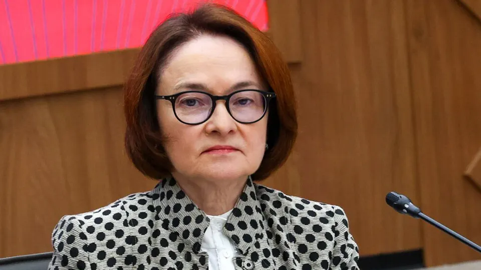 Председатель ЦБ Эльвира Набиуллина, не появлявшаяся на публике с конца мая, по сообщению регулятора проведёт пресс‑конференцию после заседания совета директоров по ключевой ставке 19 июня. Её отсутствие вызвало слухи об отставке на фоне дискуссий о бюджетных рисках и давлении на смягчение денежно‑кредитной политики.