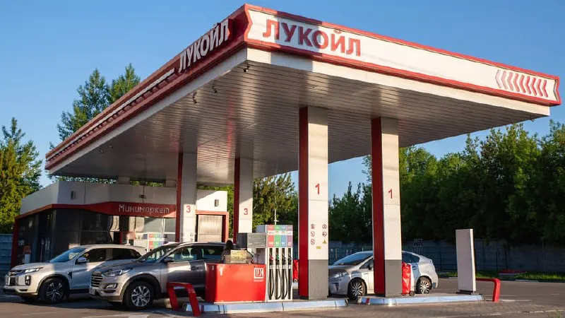 Воронежская область ограничивает разовый отпуск топлива: в черте города — до 30 л бензина и 60 л дизеля, на трассовых станциях — до 60 л бензина и 200 л дизеля. Власти связывают проблемы с логистикой, ФАС отмечает влияние роста цен на бирже.