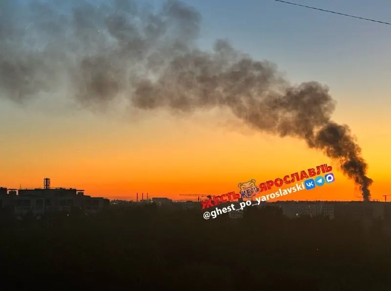 Вечером в Заволжском районе Ярославля произошло возгорание в хозяйственных постройках на улице Залесская. Очевидцы сообщили о густом чёрном дыме, на место выехали четыре спецмашины, информация уточняется.