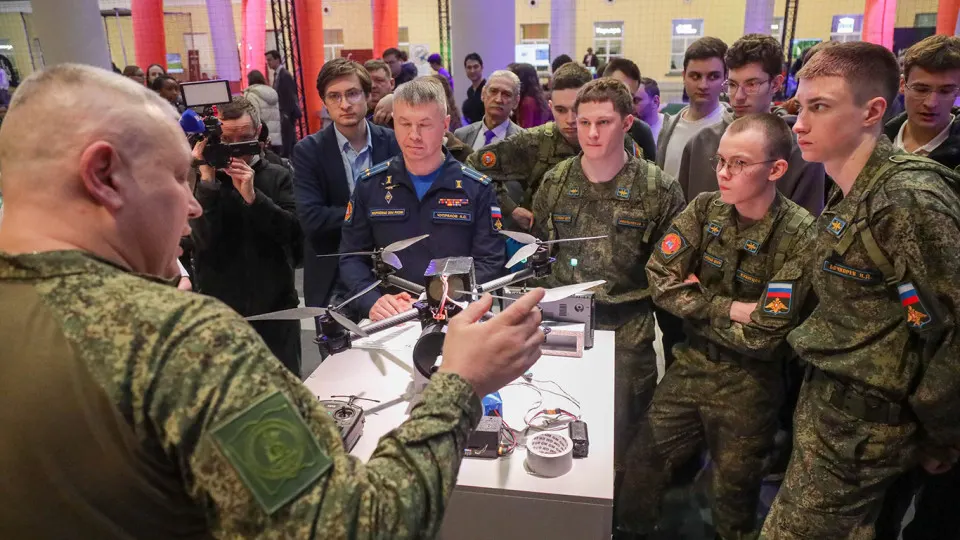 С начала войны в разных регионах рассмотрели не менее 28 исков: студентов военно‑учебных центров обязали компенсировать стоимость обучения за отказ подписать контракт с Минобороны, многих при этом отчислили.