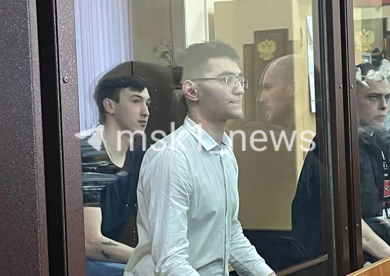 Суд признал виновными шестерых молодых людей в избиении и гибели 30‑летнего бизнесмена Самрата Джавадова: троим назначены сроки строгого режима — 9, 8,5 и 10 лет; двое других подписали контракт и уехали на СВО.