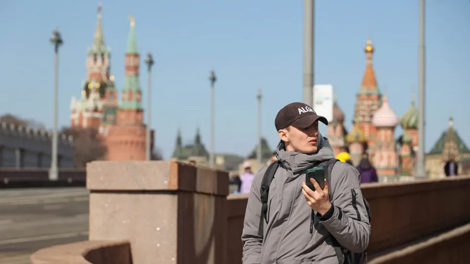 Планируется единая информационная система для учёта идентификаторов мобильных устройств: операторы будут передавать IMEI и обязаны блокировать SIM‑карты на телефонах, признанных небезопасными или запрещёнными к использованию в России.
