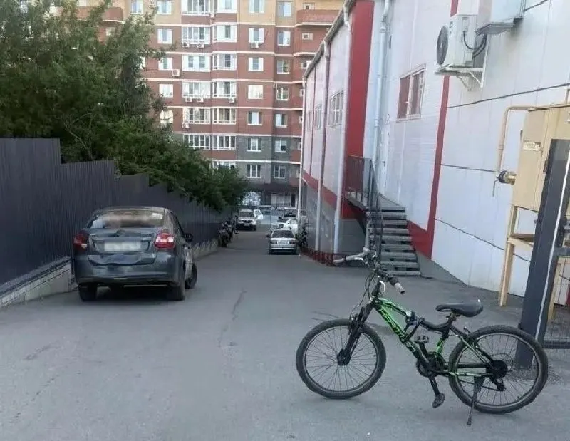 У продуктового магазина на улице 5 Декабря водитель на «Ладе» наехал на ребёнка. Мальчик доставлен в больницу, обстоятельства инцидента выясняют.