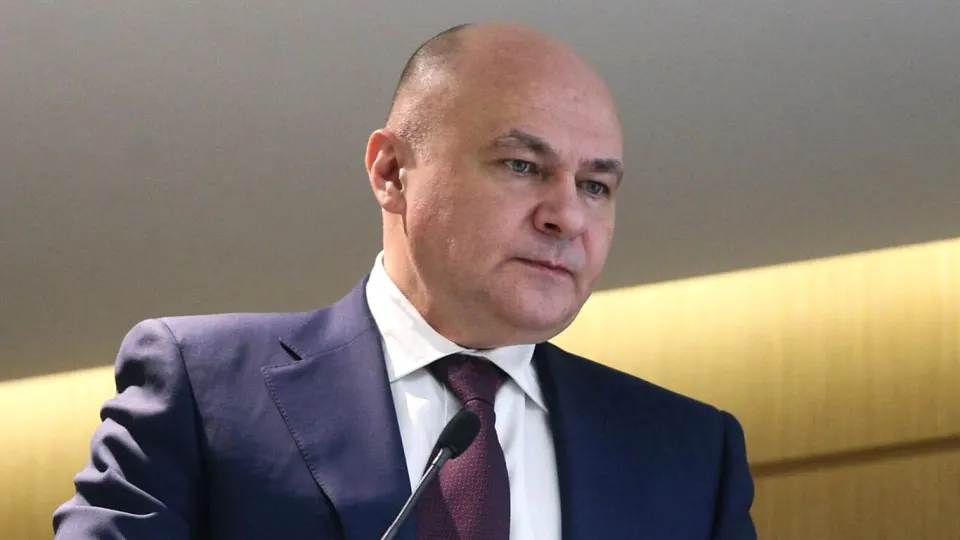 По результатам расследования выяснилось, что первый замминистра, курирующий финансовое обеспечение армии, и члены его семьи владеют жилой недвижимостью и автомобилями премиум‑класса на сотни миллионов рублей.
