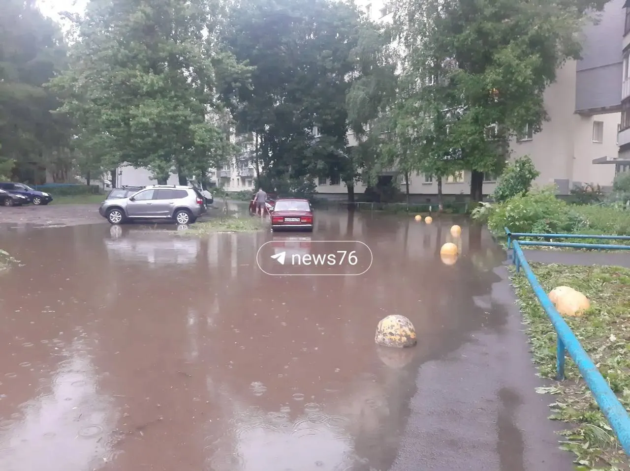 После сильного дождя в Дзержинском районе Ярославля зафиксированы подтопления на Ленинградском проспекте у ТЦ «Космос» и на Мурманском проезде.