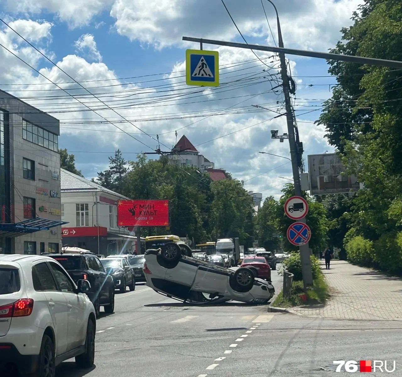 Днем возле ТРЦ «Флагман» Subaru опрокинулась на крышу — на месте собрались прохожие, а участники ДТП отказались от комментариев.